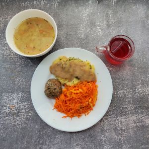 Dieta z ograniczeniem łatwoprzyswajalnych węglowodanów  Zupa jarzynowa z makaronem Ziemniaki z koperkiem gotowane Pulpet z kurczaka Sos pietruszkowy Surówka z marchwi i jabłka Kompot owocowy z jabłkami